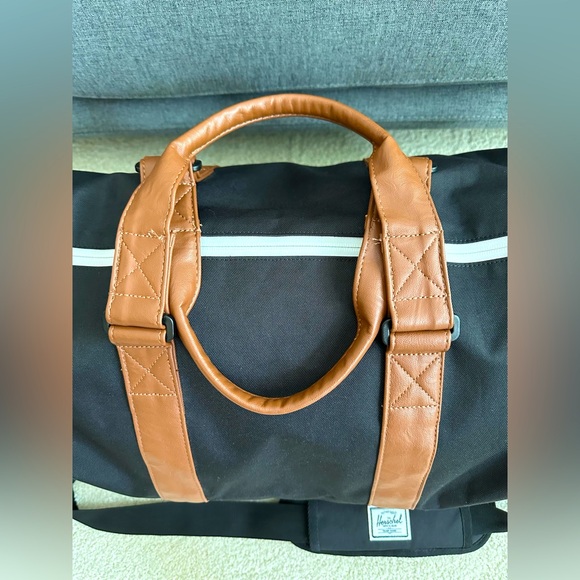 Herschel Novel Duffle - 43L - Picture 2 of 3